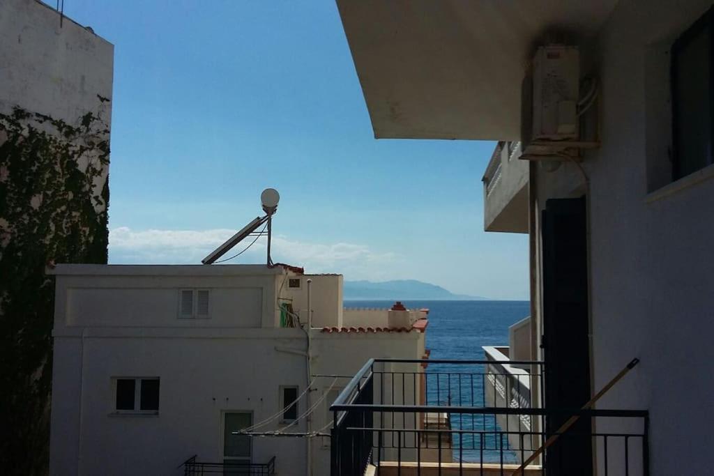 Seaside Family Apartment Loutraki Esterno foto
